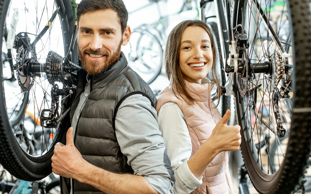 Mann und Frau in Fahrradwerkstatt